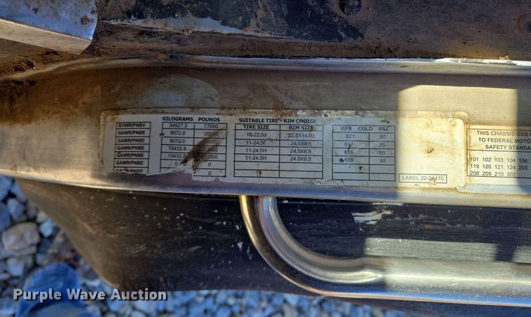 image for item ED2492 2005 Peterbilt 320 refuse truck