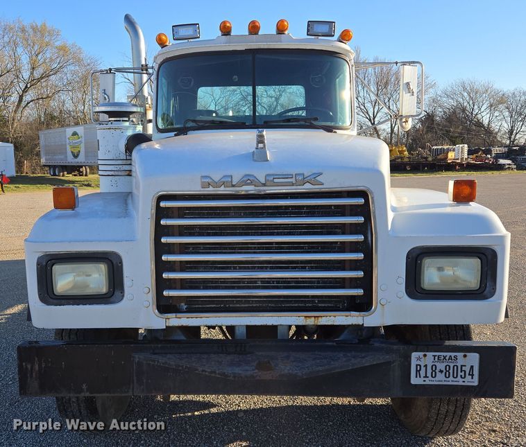 image for item ED2499 1997 Mack RD688S semi truck