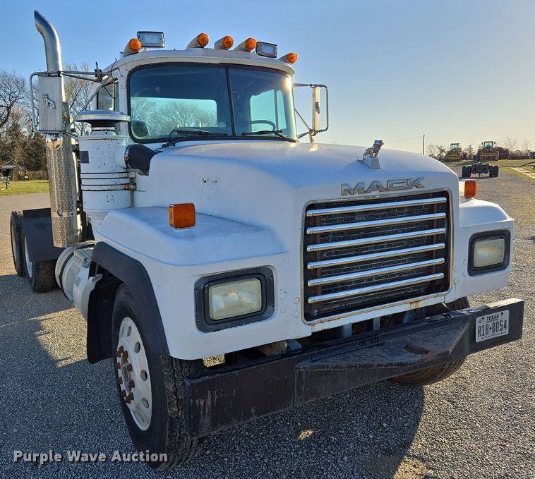 image for item ED2499 1997 Mack RD688S semi truck