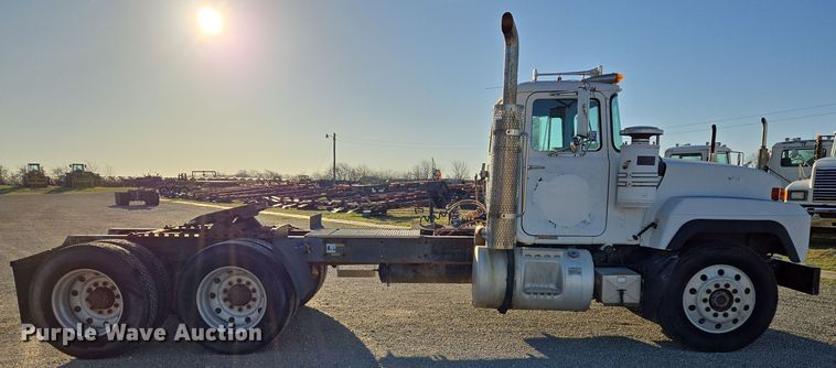 image for item ED2499 1997 Mack RD688S semi truck