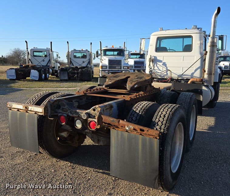 image for item ED2499 1997 Mack RD688S semi truck