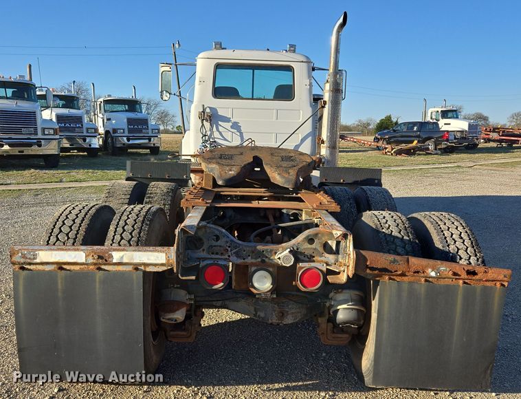 image for item ED2499 1997 Mack RD688S semi truck