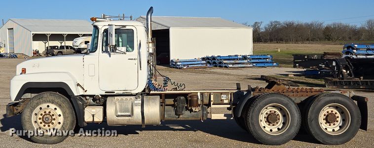 image for item ED2499 1997 Mack RD688S semi truck
