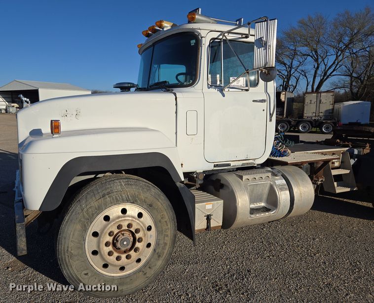 image for item ED2499 1997 Mack RD688S semi truck