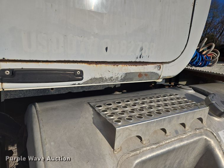 image for item ED2499 1997 Mack RD688S semi truck