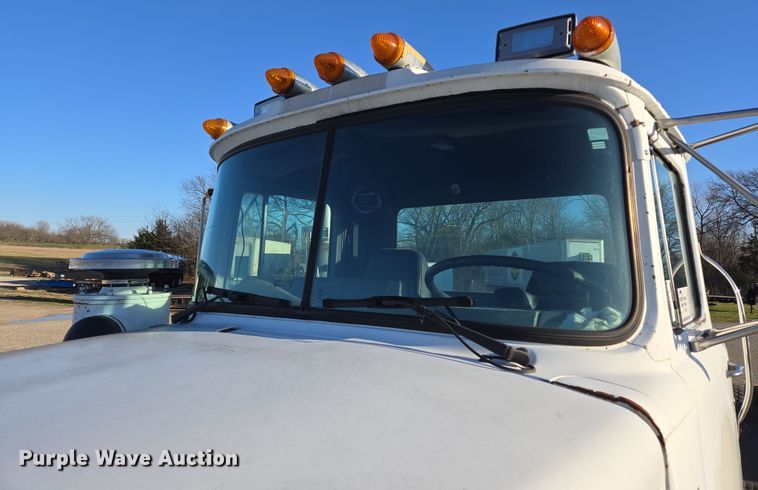 image for item ED2499 1997 Mack RD688S semi truck