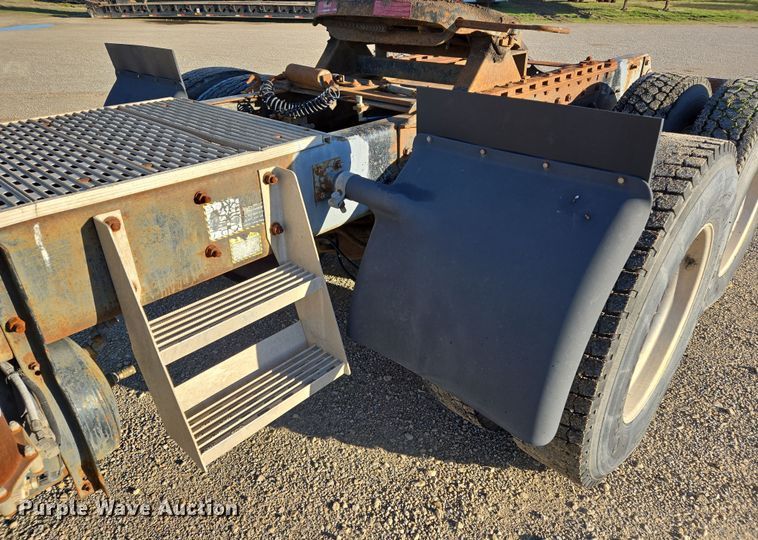 image for item ED2499 1997 Mack RD688S semi truck