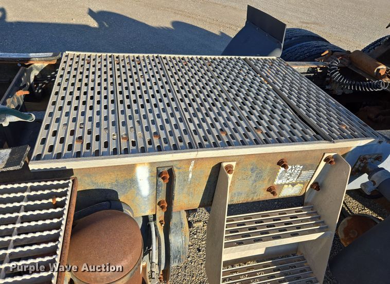 image for item ED2499 1997 Mack RD688S semi truck