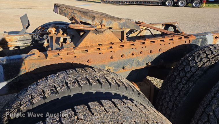 image for item ED2499 1997 Mack RD688S semi truck