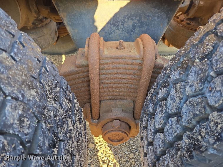 image for item ED2499 1997 Mack RD688S semi truck