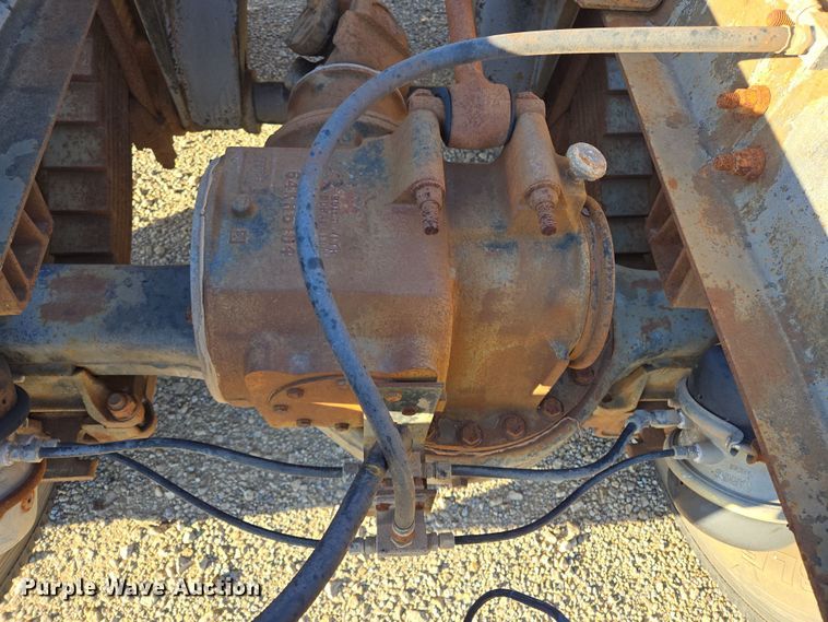 image for item ED2499 1997 Mack RD688S semi truck