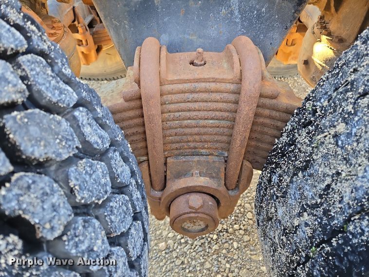 image for item ED2499 1997 Mack RD688S semi truck