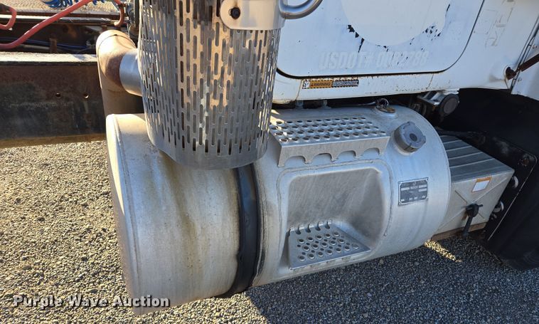 image for item ED2499 1997 Mack RD688S semi truck