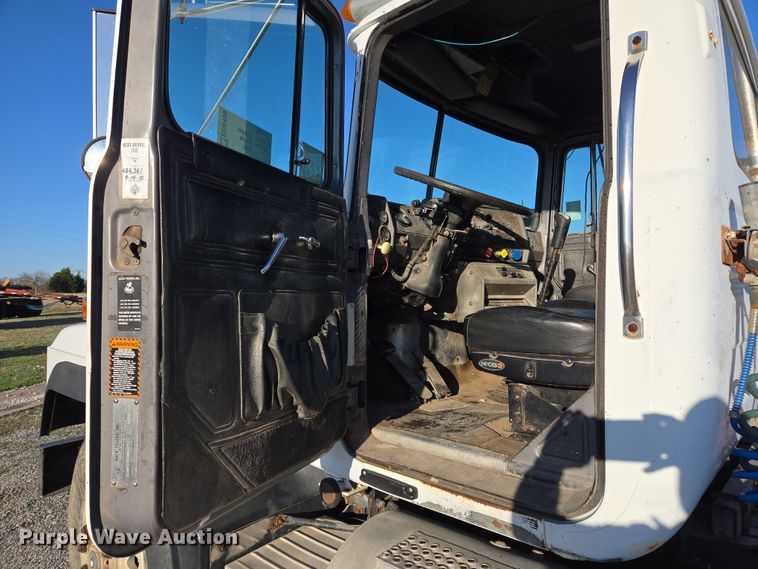 image for item ED2499 1997 Mack RD688S semi truck