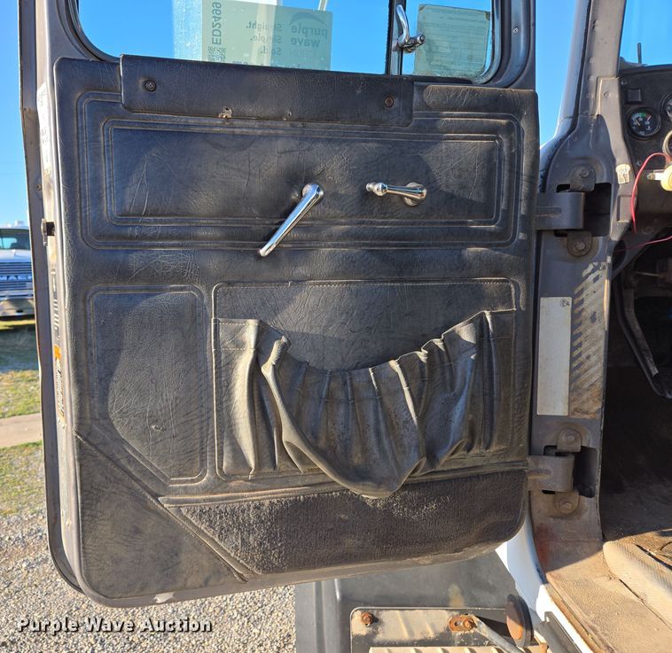 image for item ED2499 1997 Mack RD688S semi truck