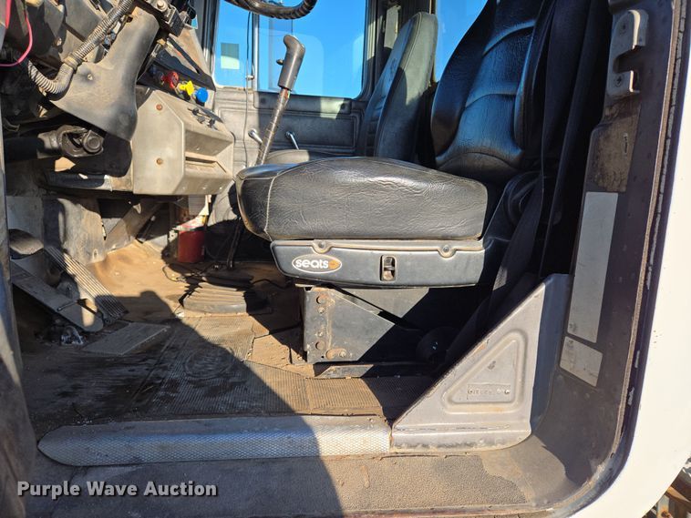 image for item ED2499 1997 Mack RD688S semi truck