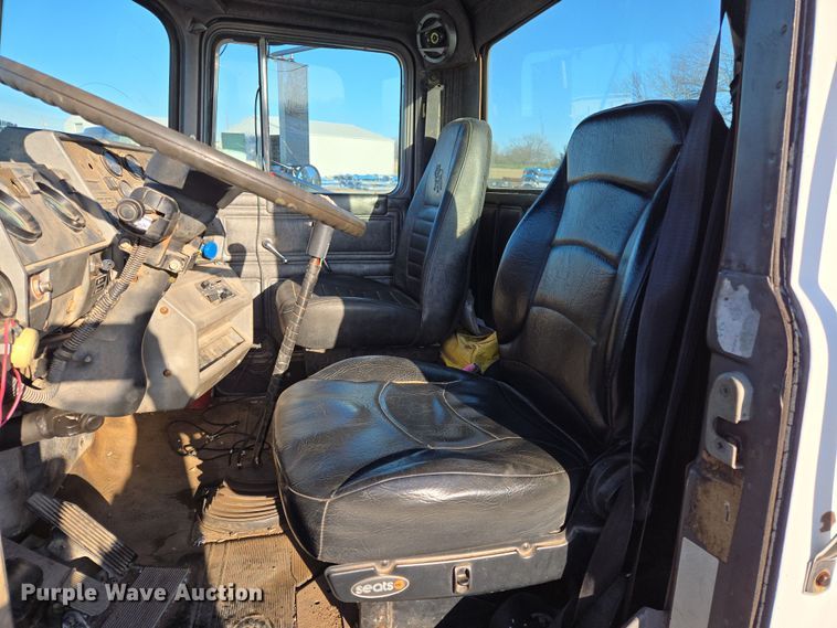 image for item ED2499 1997 Mack RD688S semi truck