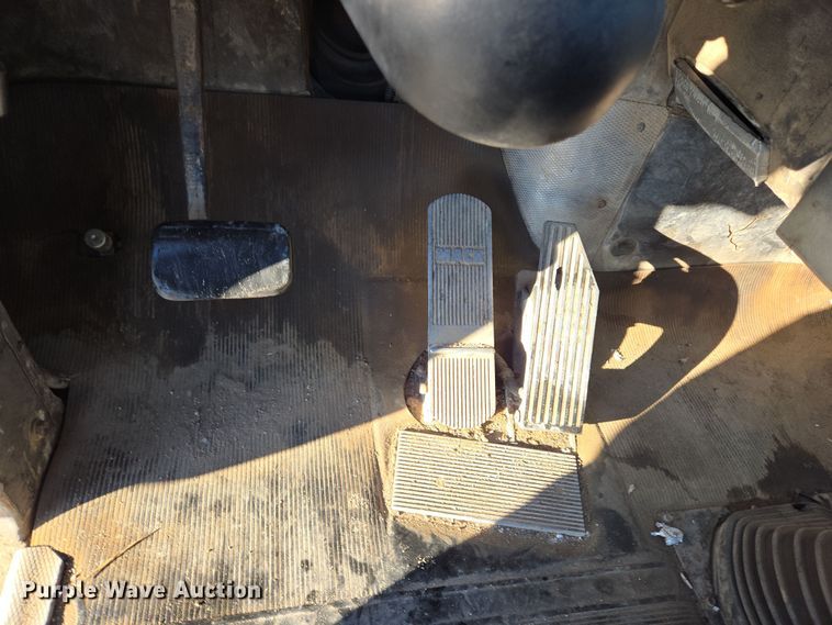 image for item ED2499 1997 Mack RD688S semi truck