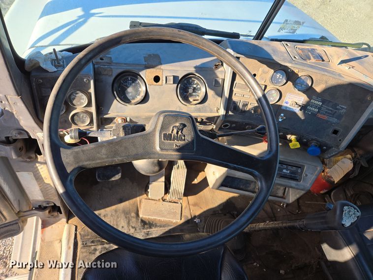 image for item ED2499 1997 Mack RD688S semi truck