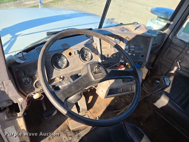 image for item ED2499 1997 Mack RD688S semi truck