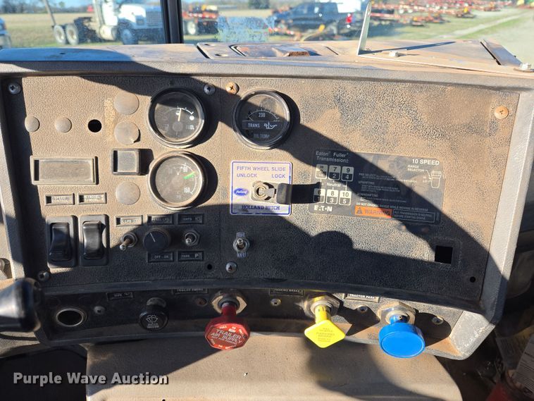 image for item ED2499 1997 Mack RD688S semi truck