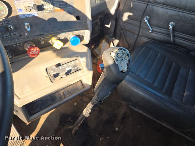 image for item ED2499 1997 Mack RD688S semi truck