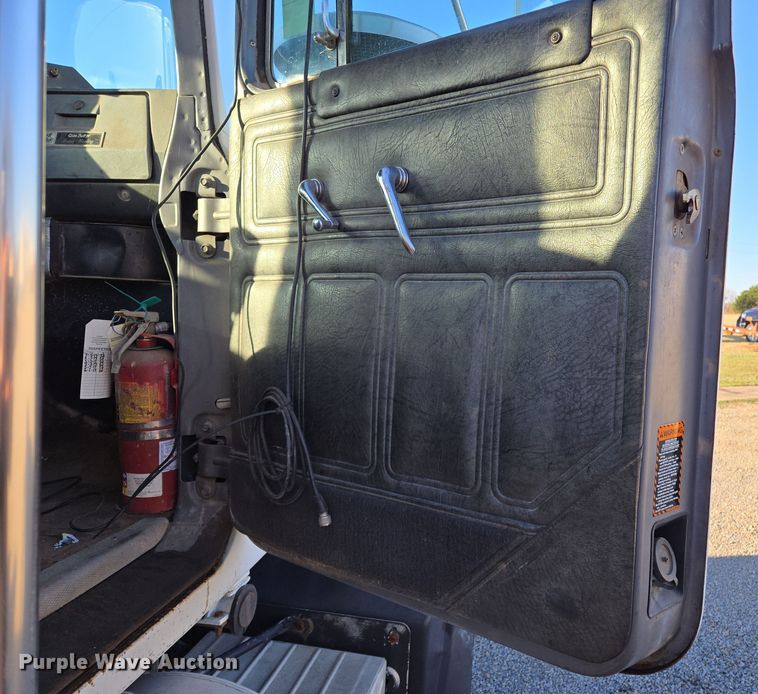 image for item ED2499 1997 Mack RD688S semi truck