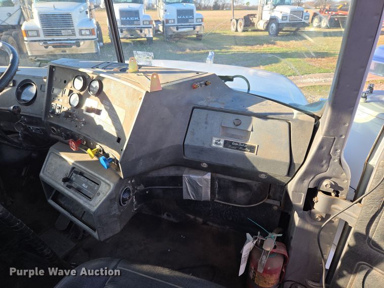 image for item ED2499 1997 Mack RD688S semi truck