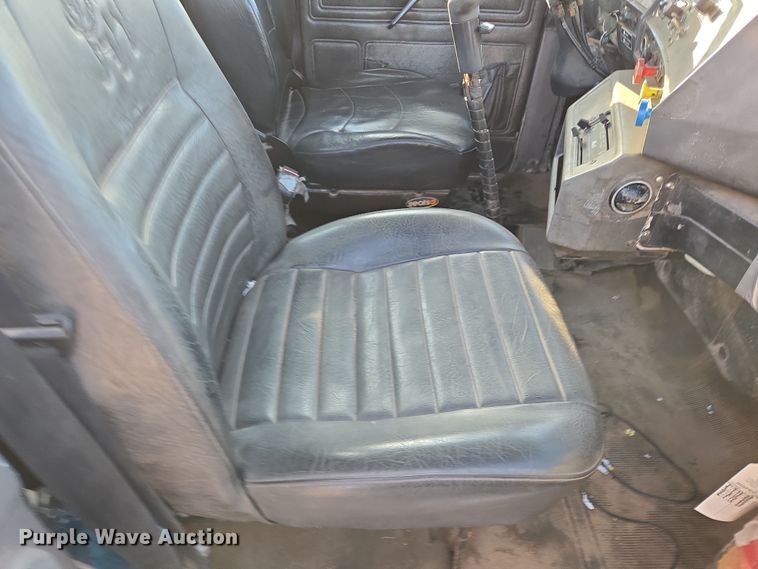 image for item ED2499 1997 Mack RD688S semi truck