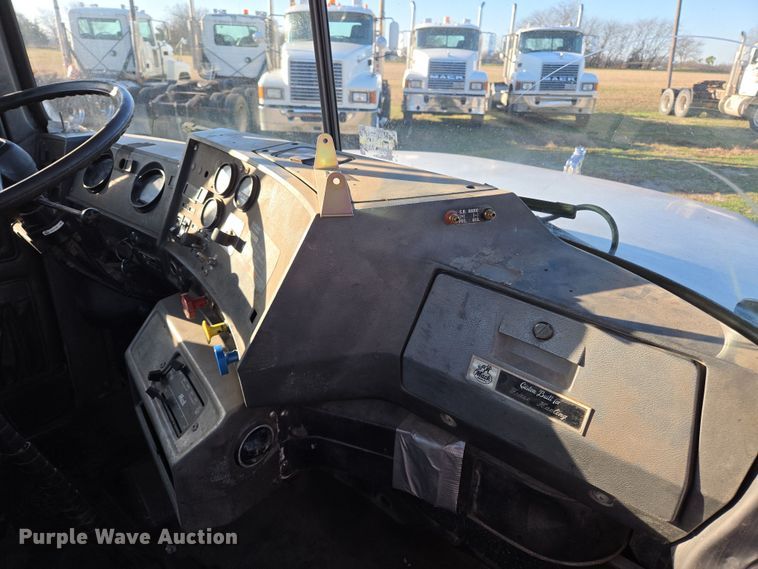 image for item ED2499 1997 Mack RD688S semi truck