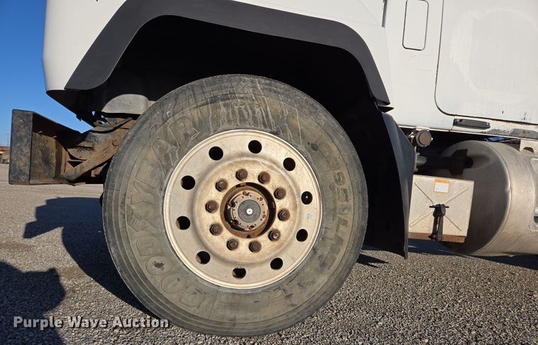 image for item ED2499 1997 Mack RD688S semi truck