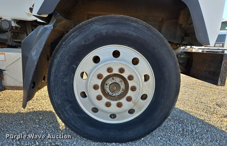 image for item ED2499 1997 Mack RD688S semi truck