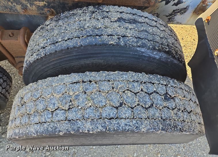 image for item ED2499 1997 Mack RD688S semi truck