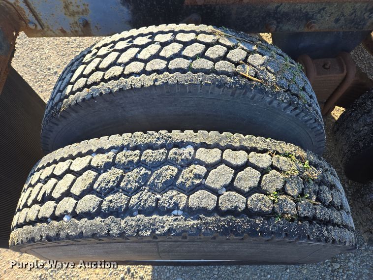 image for item ED2499 1997 Mack RD688S semi truck