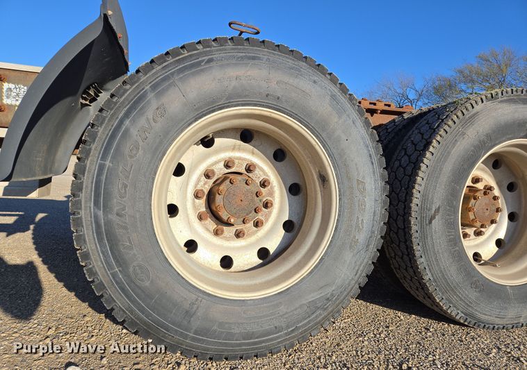 image for item ED2499 1997 Mack RD688S semi truck