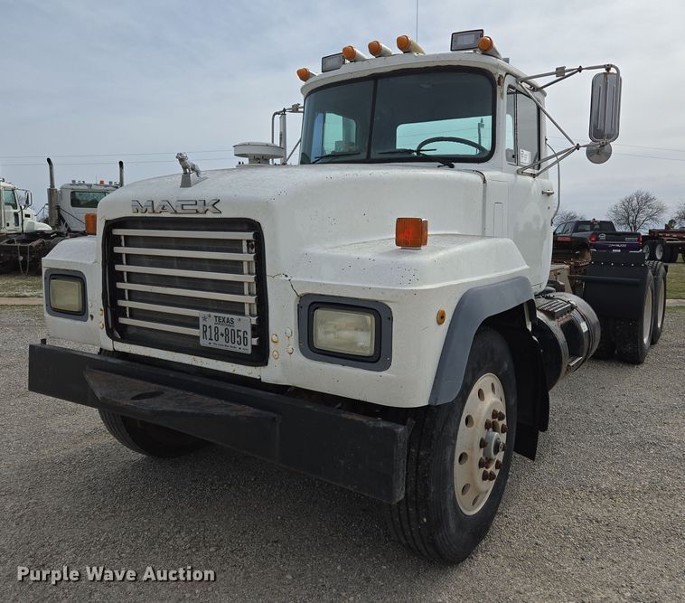 image for item ED2500 1997 Mack RD688S semi truck