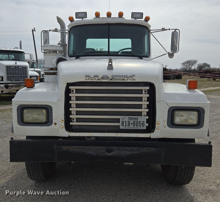 image for item ED2500 1997 Mack RD688S semi truck