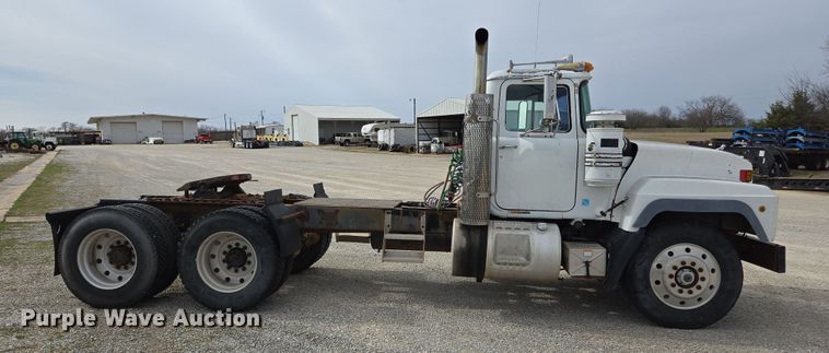image for item ED2500 1997 Mack RD688S semi truck