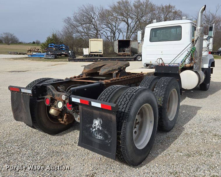 image for item ED2500 1997 Mack RD688S semi truck