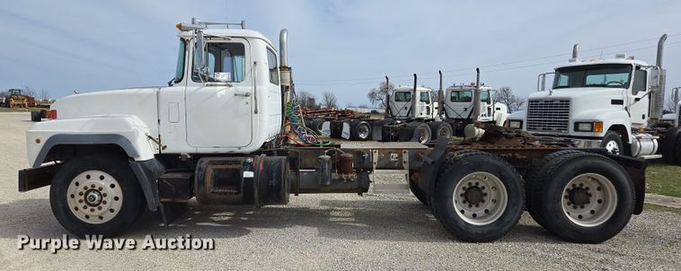 image for item ED2500 1997 Mack RD688S semi truck