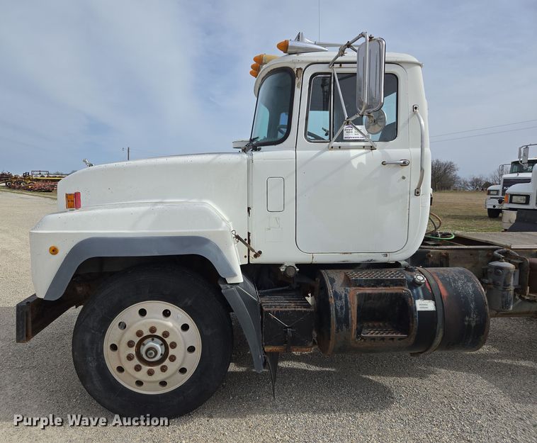 image for item ED2500 1997 Mack RD688S semi truck