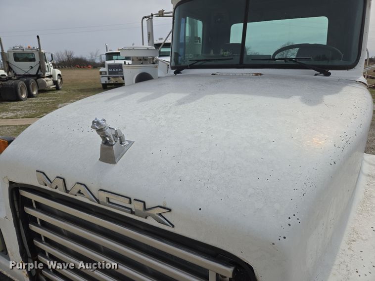 image for item ED2500 1997 Mack RD688S semi truck