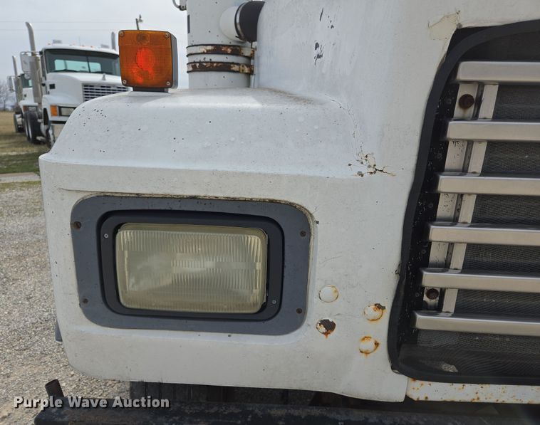 image for item ED2500 1997 Mack RD688S semi truck