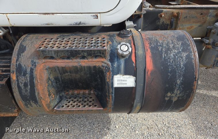 image for item ED2500 1997 Mack RD688S semi truck