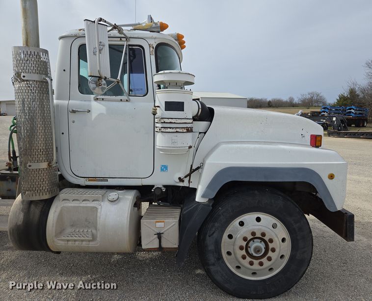 image for item ED2500 1997 Mack RD688S semi truck