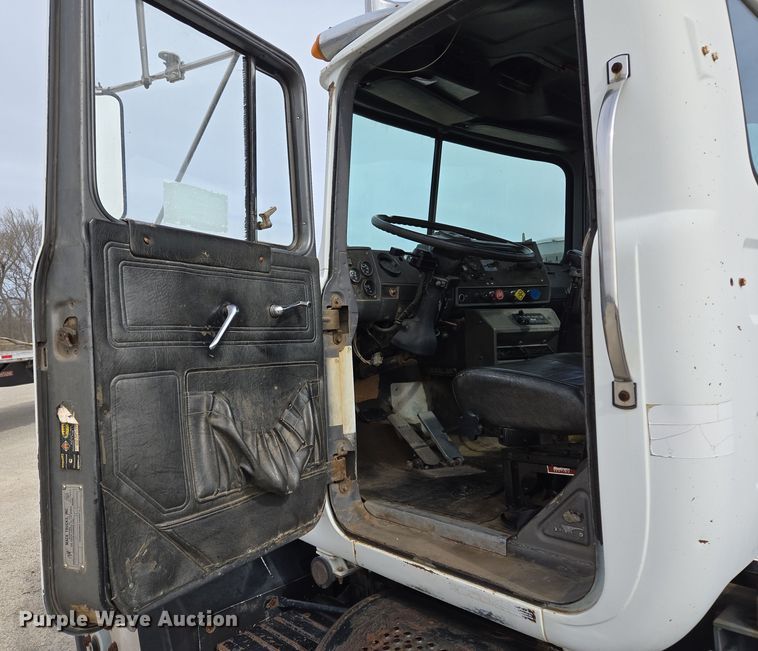 image for item ED2500 1997 Mack RD688S semi truck