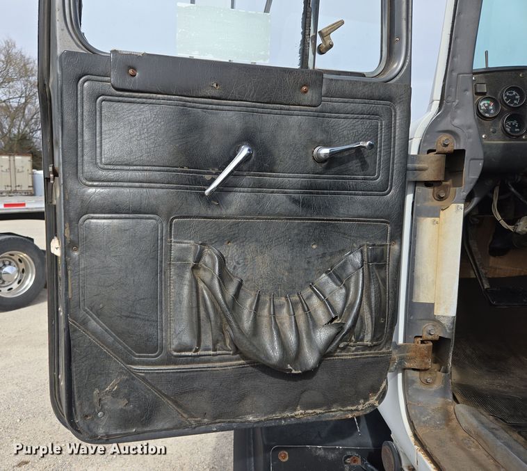 image for item ED2500 1997 Mack RD688S semi truck