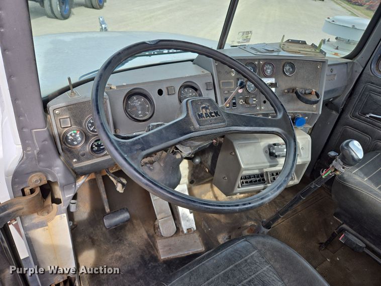 image for item ED2500 1997 Mack RD688S semi truck