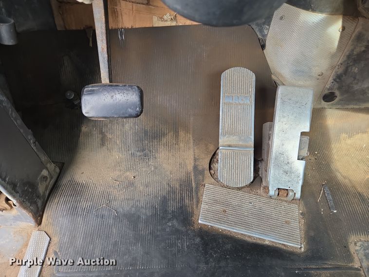 image for item ED2500 1997 Mack RD688S semi truck