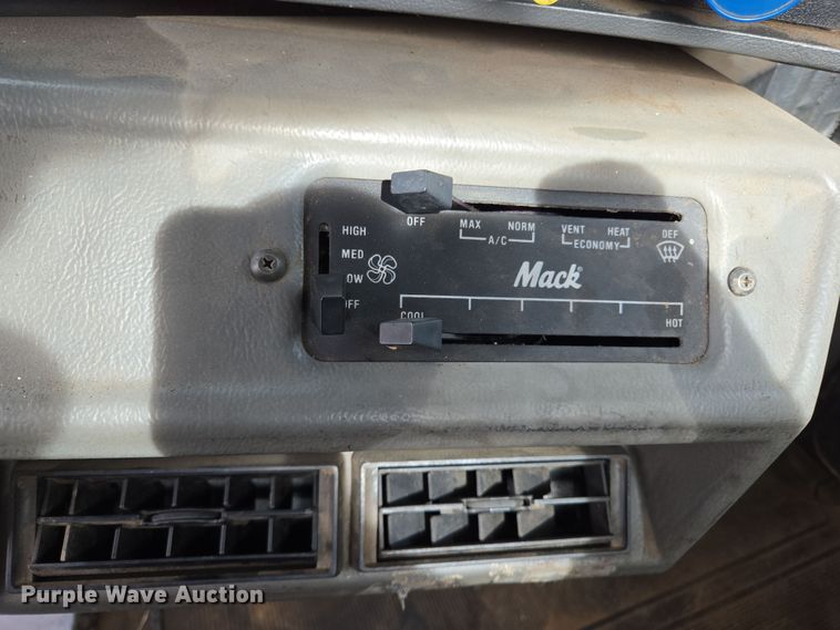 image for item ED2500 1997 Mack RD688S semi truck